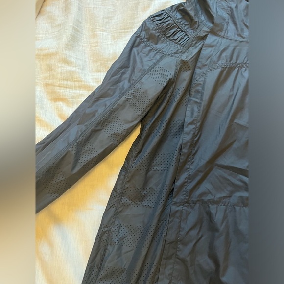 Lululemon Pack & Go Rain Lightweight Windbreaker Pullover Waterproof Jacket - Picture 7 of 15